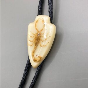 Resin real scorpion inlay bolo tie necklace-unisex vintage.